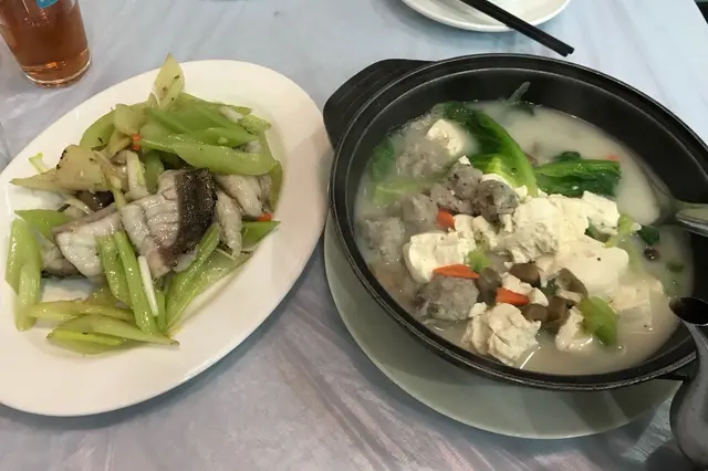 西芹炒斑球(左) 東江豆腐煲(右)