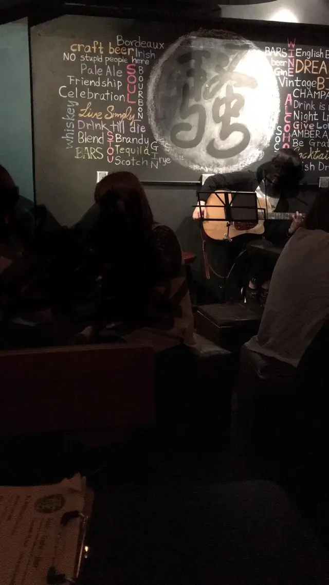 勁細勁窄嘅地方唱 其實好嘈