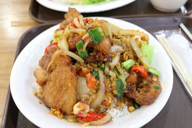 椒鹽豬扒飯（包飲品）