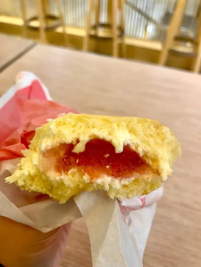 士多啤梨忌廉包