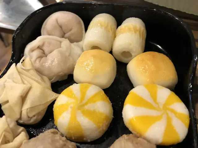 火炙芝心丸一咬,
裡面的芝士溶液便在口腔裡爆發。
墨汁墨魚丸彈牙,墨魚味突出,也是小編的最愛呢!❤️