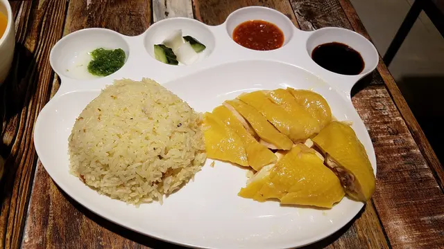 海南雞飯餐，有菜有飲品