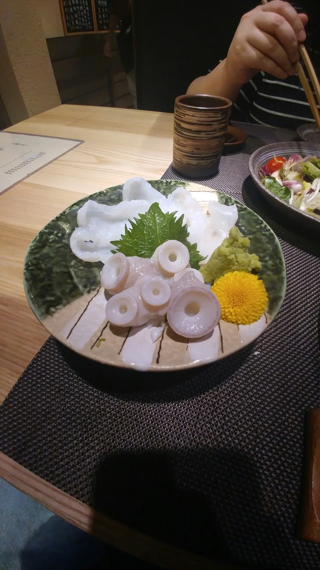 香港 尖沙咀 稻乙日本料理 食記 刺身中,我地見到佢地有生螢光魷魚