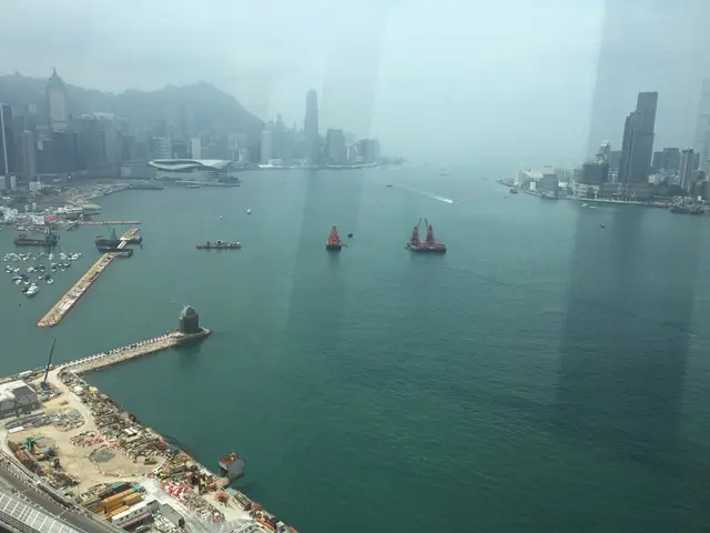 我們座位旁的大玻璃窗
