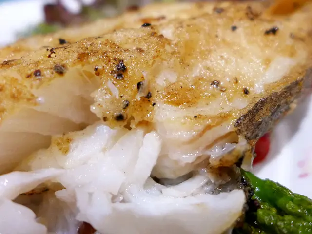 香煎比目魚配柚子汁及椰汁紫蕃薯茸