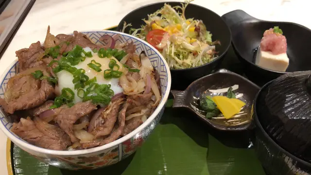 溫泉蛋牛小排飯