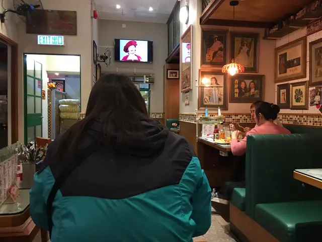 電視好遠同好高。坐中間睇唔到。