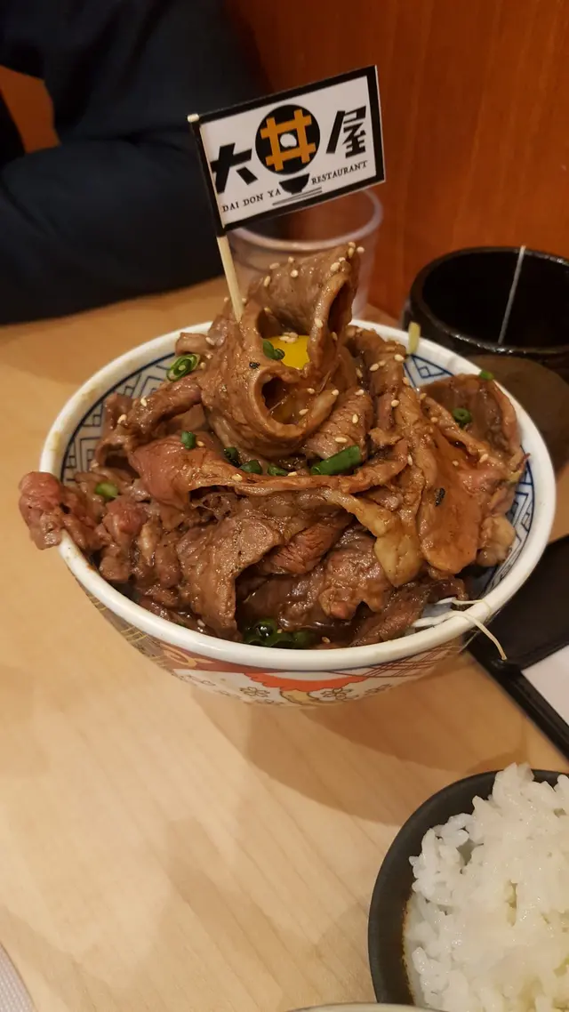 雖然牛味唔香,但肉質柔軟,又唔多肥。調味很好餸飯。混着香香蛋汁,彌補不足的牛味