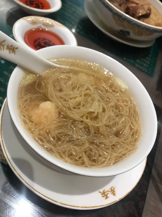 環境唔錯 乾淨企理,碗麵size俾女人唔多唔少,男人應該唔夠食,雲吞皮薄 蝦新鮮,湯底清甜不過食完會口渴。