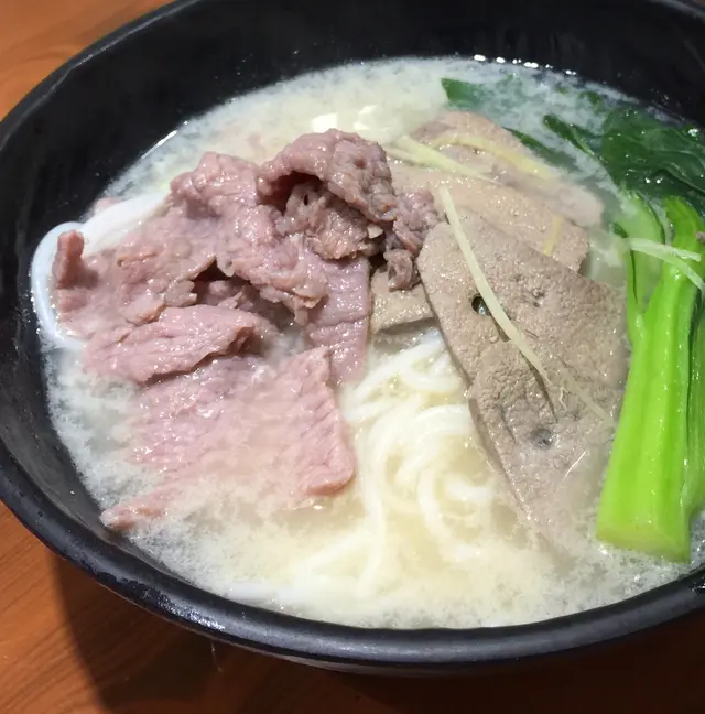 金牌豬潤/鮮滑牛肉/米線