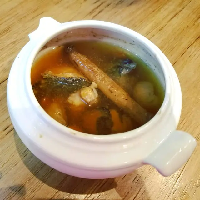 天麻川弓白芷燉魚頭湯