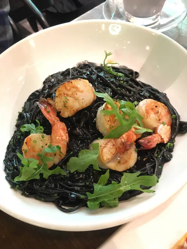 墨魚汁鮮帶子海蝦扁意粉