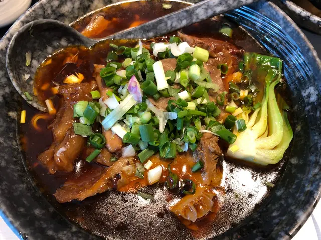 食湯麵必先喝一口湯頭，牛味濃郁帶微辣及藥材味，牛三星以牛𦟌最為焾滑，麵條爽彈有咬勁；香港台灣麵算出色！