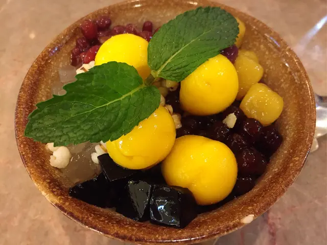 凍食，面層有紅豆薏米仙草芋圓和芒果肉，一半下層是冰碎