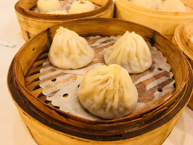 包皮煙韌，包住肉汁不會穿。比一般小籠包大隻，抵食