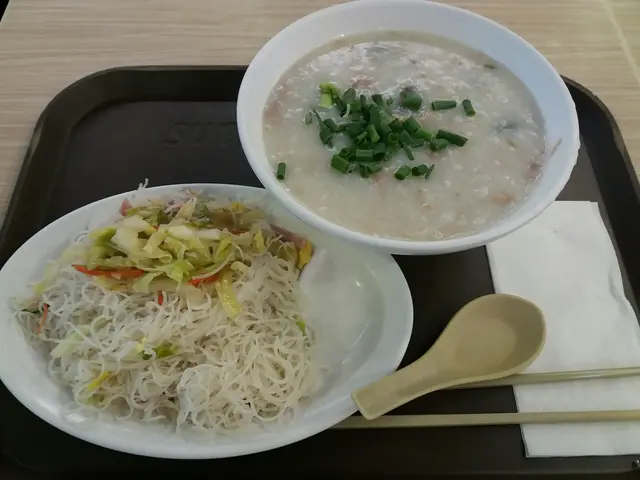 皮蛋瘦肉粥配炒米粉