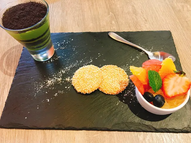 宇治抹茶黑木槺布甸伴白芝麻脆餅