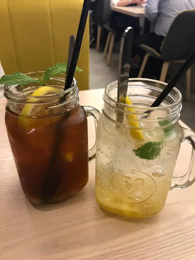(左) 白桃水果茶, (右) 菠蘿梳打