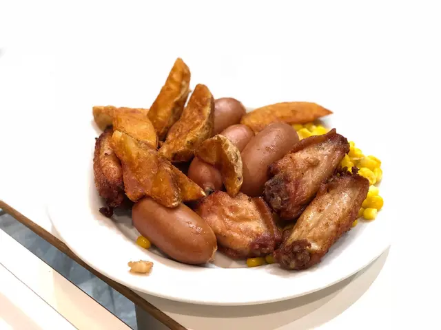 炸雞翼四隻+蜜糖腸四條+炸薯角+粟米粒