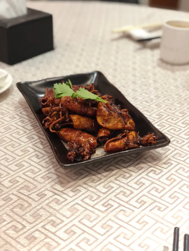 熱上時，第一口覺得好正。好脆同好入味。覺得真係好好食！但係食多幾舊之後就覺得太咸。如果配白飯應該會可以中和到個咸味。