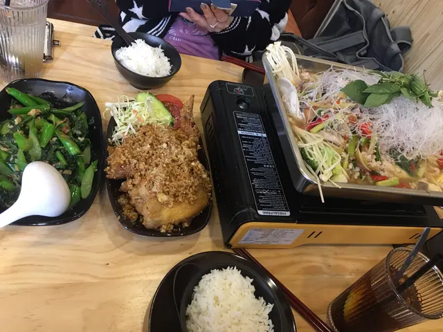 新舖必試  沒有失望  試過同區既牛油雞翼  呢間可以叫做好味  明爐烏頭簡直神級正  媽咪好喜歡  加左小小辣佢都食到  仲成日話要落去食 🤣🤣豬頸肉炒米粉都係好正  黎緊媽咪生日  一行9人會再去捧場