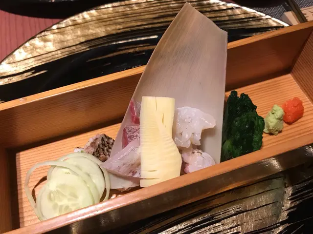 魚生很新鮮,但係唔知點解放咁大夠竹筍喺度