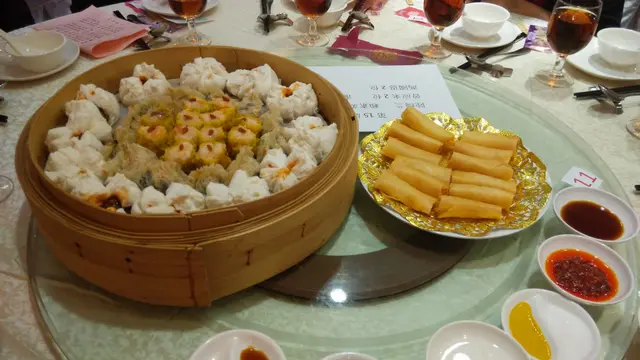 點心拼盤:燒賣非常鹹,其他點心一般。