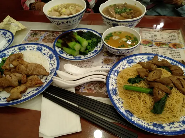 (左上起，順時鐘方向)鮮蝦雲吞麵/五香牛腩麵/鹵大腸撈麵/秘製豬扒飯/蠔油菜心