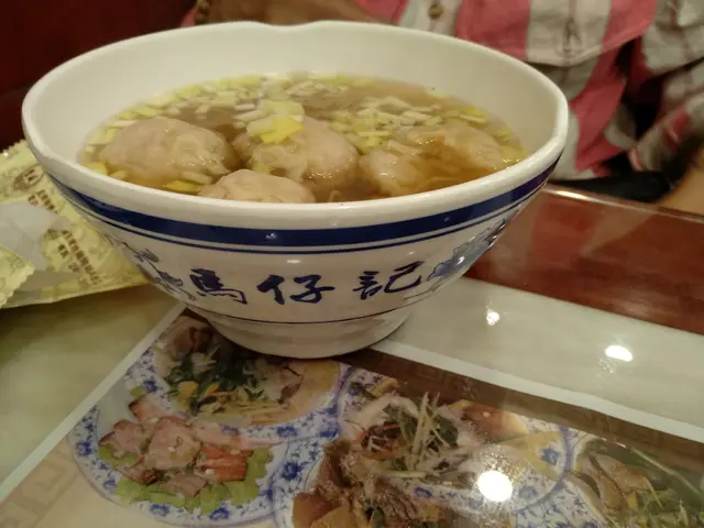 鮮蝦雲吞麵：一碗有五顆雲吞，有如傳統的一口一粒大小，爽口。