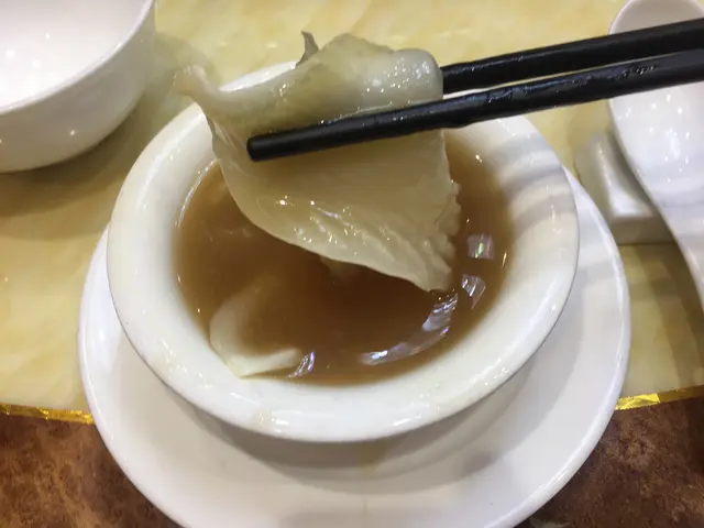 生拆蟹肉扒金山勾翅