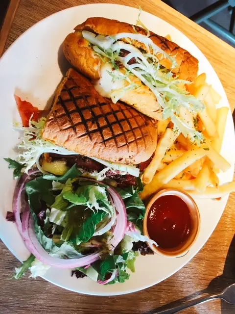 燒黑椒牛肉水牛芝士帕尼尼配薯條