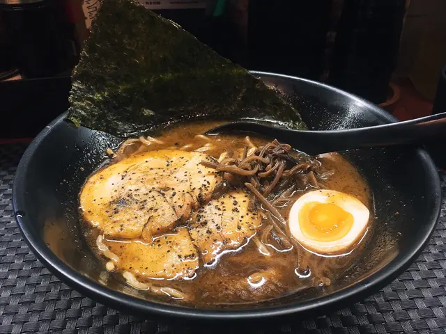 足利將軍拉麵  (黑蒜油豬骨湯底)