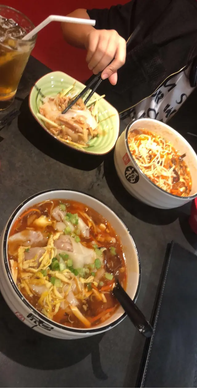 正價大碗啲既雞絲涼皮(左上),酸辣湯拉麵(右上),酸辣湯雲吞(中間)