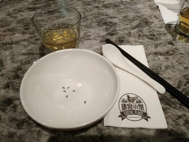 有特色嘅碗,第一眼以為碗洗唔乾淨,睇真D其實系特登加上去嘅創意。