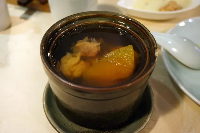 原盅燉哈密瓜螺頭黑毛豚肉湯