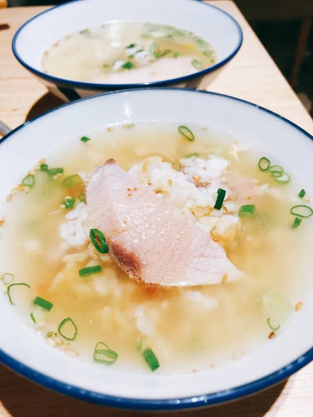 用餐提示你預留1/3飯時  加上餐前時預留的一片魚生片。跟著請侍應為你添上熱辣辣的魚湯。就變成湯飯了。魚湯清甜美味，把魚生片邊成8成熟的。加埋飯一起食  好滿足😃