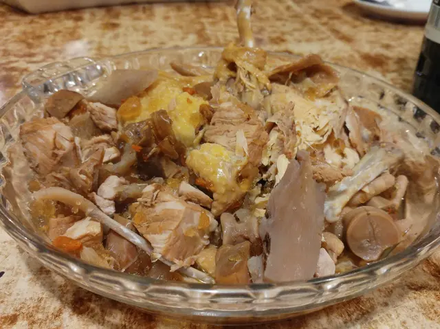 桃脂黑蒜螺頭燉雞