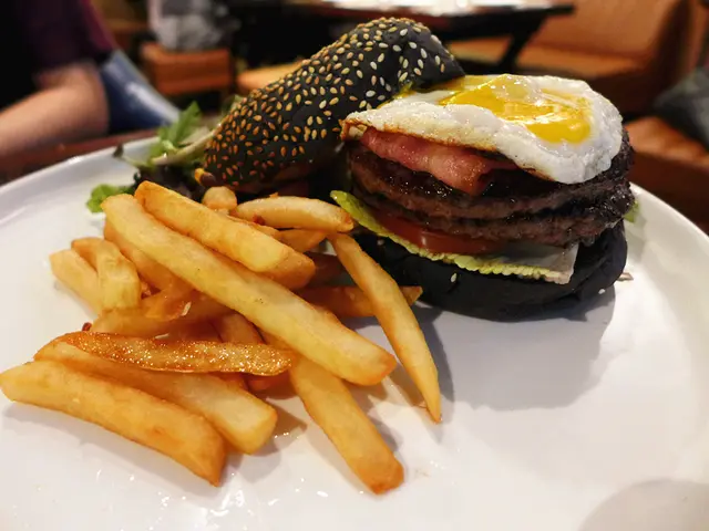 美國安格斯牛肉芝士煙肉煎蛋漢堡伴薯條