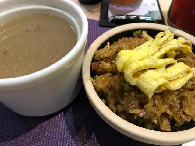 是日為金錢草雞骨草煲排骨，
果然係老火湯，味道甘香，又解暑氣，
岩晒平時捱夜又無住家飯嘅打工仔飲啦！😌