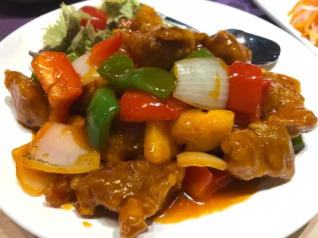 每件豬肉都好大件，而且炸脆得很，
粉漿一點也不厚，肉又夠厚，
醬汁包着每塊肉片，酸酸甜甜，好滋味！