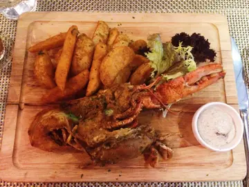 加拿大波士顿龙虾拼软壳蟹配黑松露薯条