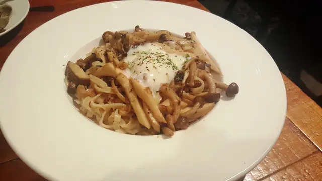 溫泉蛋蒜香蘑菇鮮製意粉