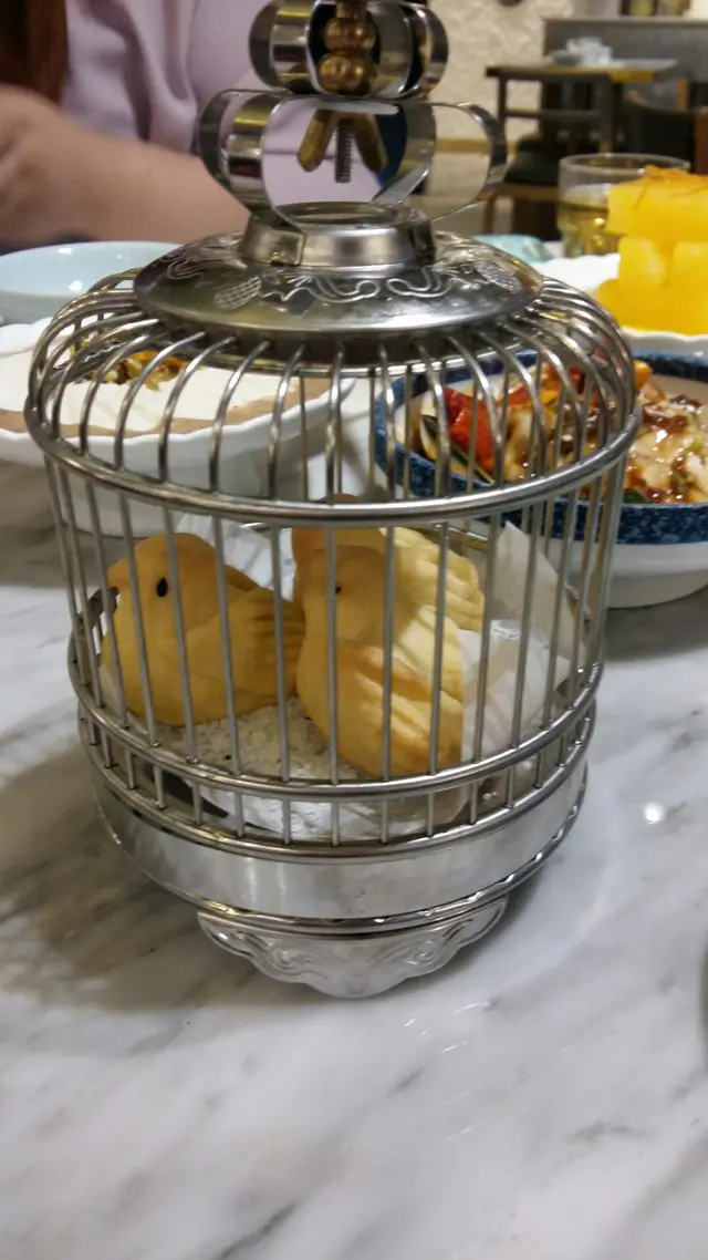 就係鴨仔形狀既鳳梨酥，形狀特別