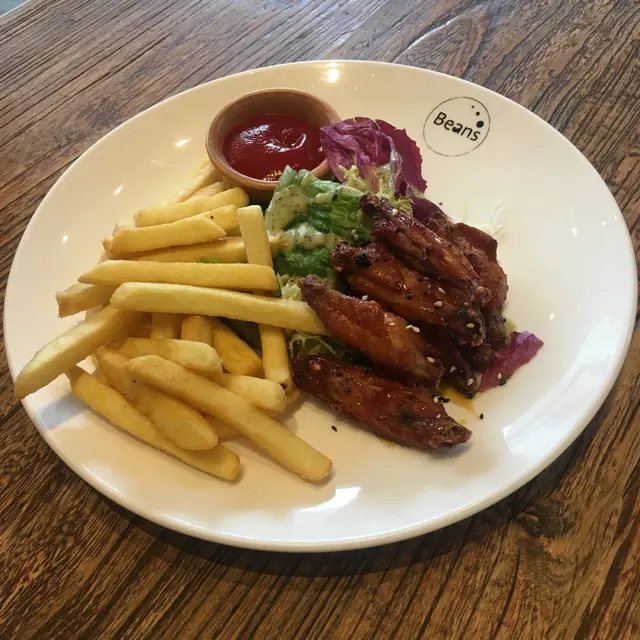 薯條雞翼都是即炸的，非常香脆