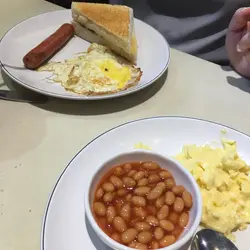 茄汁豆·腸仔·煎熟蛋