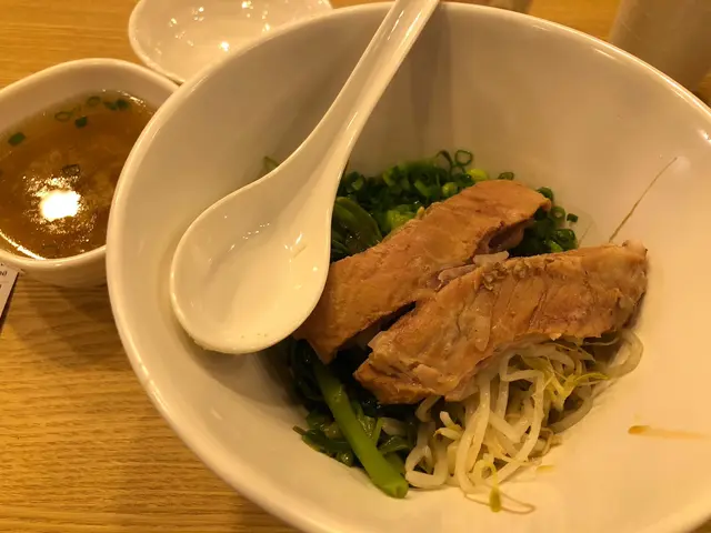 肉骨大大條, 麵底好驚喜,配上蔥同油, 好惹味! 另上既豬骨湯, 骨味濃!