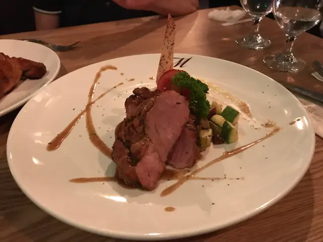 炭燒西班牙黑毛豬肉眼扒配蘋果蓉