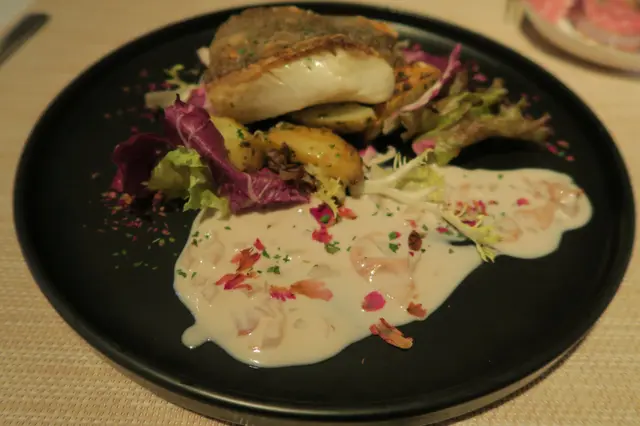 香煎比目魚配香檳玫瑰汁 