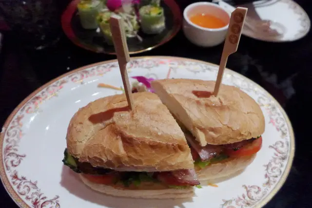 越式燒豬頸肉法包