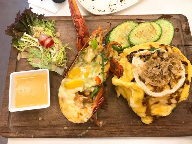 波士頓芝士焗龍蝦伴蛋包飯